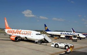 Aicalf condanna il distanziamento a bordo. “Voli annullati e stop alla connessione con le isole”