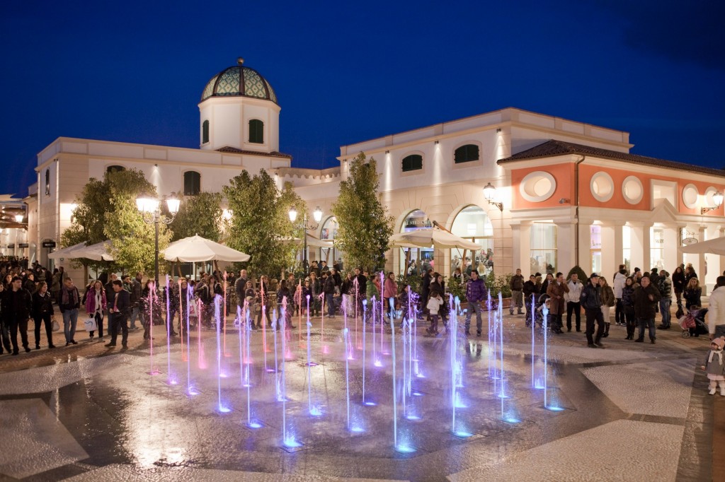 Navetta gratuita da Napoli all’outlet La Reggia per i passeggeri Snav