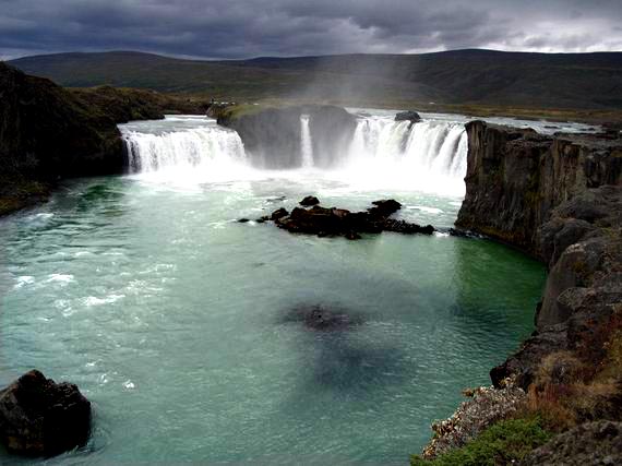 Vela potenzia i self drive in Islanda
