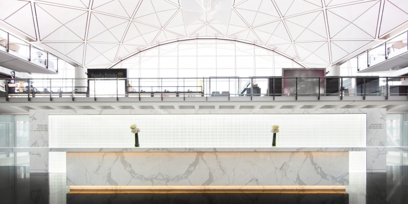 Cathay Pacific inaugura la lounge The Bridge a Hong Kong