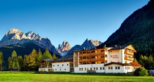 Hotel Monika, investe e amplia la struttura