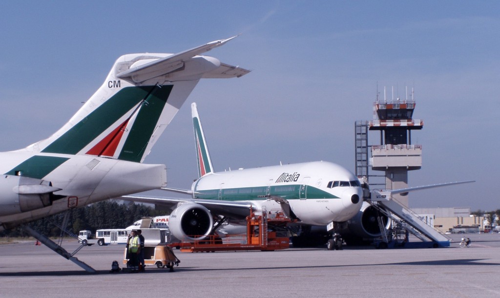 Alitalia apre la procedura per 1.900 esuberi