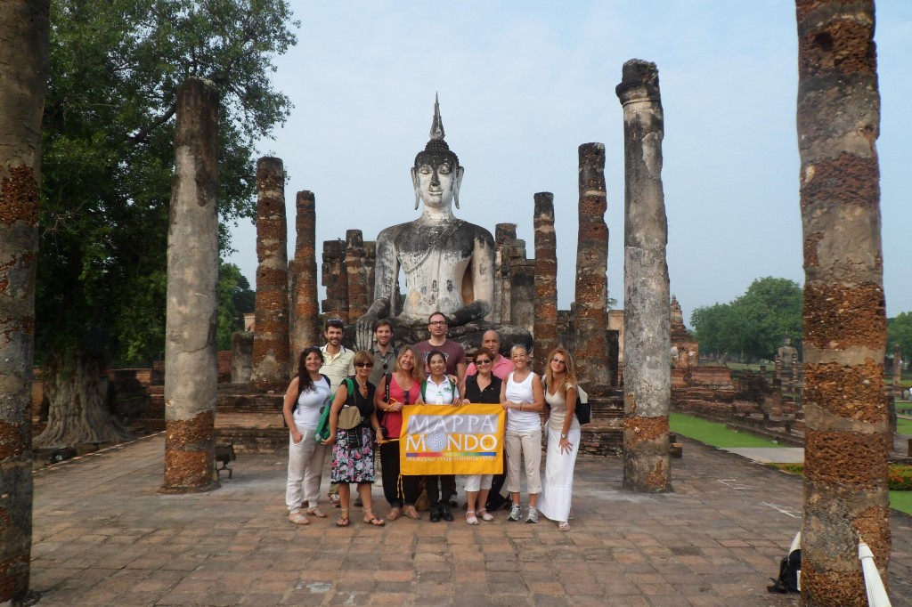 Mappamondo con gli agenti di viaggio in Thailandia