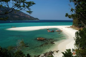 La Thailandia lancia un concorso per i neo sposi