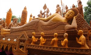 La Thailandia festeggia la tradizione buddista