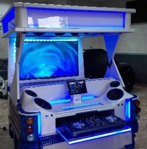L'Ape trasformata in consolle da dj per Idee per Viaggiare...l'Ape..rformance