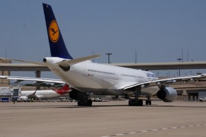Lufthansa rivede al ribasso le stime di profitto operativo per il 2015