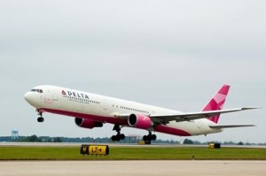 Delta Air Lines vola con il Pink Plane contro il cancro al seno
