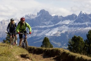 Val d’Ega punta sulle 2 ruote e presenta i nuovi servizi