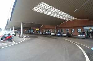 Aeroporto Bologna: riattivato il passaggio gratuito per accompagnare i passeggeri
