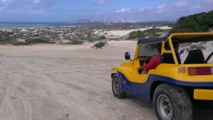 Escursione su dune-buggy, sullo sfondo la città di Natal