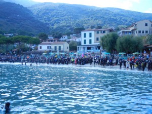 La spiaggia di Sant'Andrea affollata dagli oltre 200 subacquei partecipanti alla manifetazione "Guinness world record"