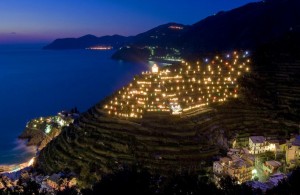 Cinque Terre, il 7 dicembre si riaccende tra i vigneti il presepe luminoso di Manarola