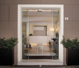 L'ingresso su via dell'Orso dell'hotel Metropolitan