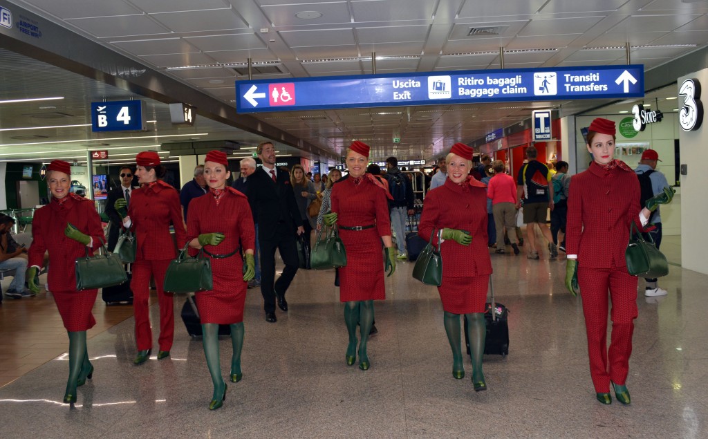 Alitalia: divise consegnate. «Non sono infiammabili. I sindacati sbagliano»