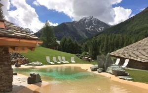 Laghetto alpino riscaldato, il plus del Notre Maison di Cogne