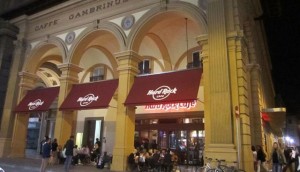 Gli Hard Rock Cafe festeggiano il “Freddie for a day”