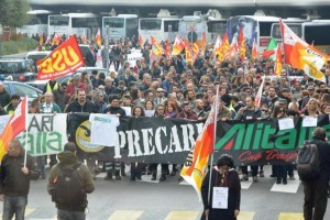 Lavoratori Alitalia, si apre la via della Naspi allungata per 3 anni