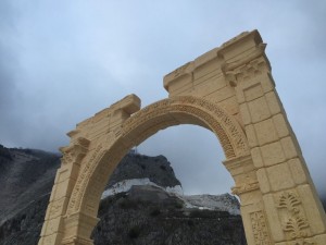 L’Arco di Palmira trionfa ad Arona con uno spettacolo di suoni e luci