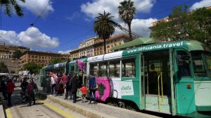 La Lituania lancia una campagna outdoor sui bus di Roma