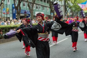 Tokyo celebra la stagione dei festival tra danze e fuochi d’artificio