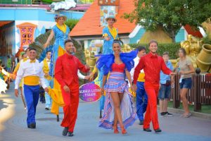 Gardaland, al via la prima edizione di Alegria Latina con Juliana Moreira