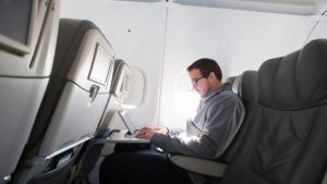 Gli Usa tolgono il divieto di tablet a bordo per Etihad Airways