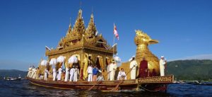 Dimensione Turismo in Myanmar per il festival della luna piena