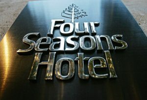 Four Seasons, con “envoy” l’influencer punta sul contenuto