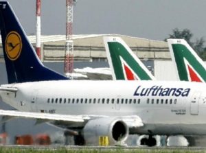 Lufthansa: i privilegi dei dipendenti Alitalia ostacolano l’acquisizione