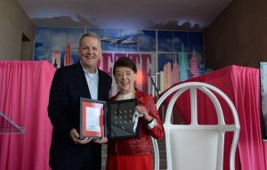 American Airlines festeggia i 60 anni di servizio della hostess Bette Nash