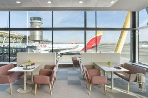 Iberia inaugura la rinnovata Velázquez Lounge al T4 di Madrid Barajas