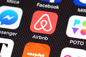 Airbnb: l’overtourism è colpa di alberghi, crociere, vettori. (Che cosa surreale)