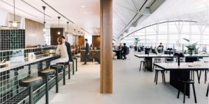 Cathay Pacific presenta The Deck, la nuova lounge a Hong Kong