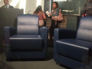 Casa Alitalia al Fuorisalone. Spunta un tocco di blu: anche nelle divise?