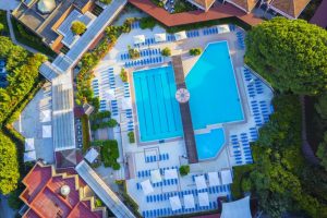 Nicolaus con gli agenti al Life Garden Resort in Toscana