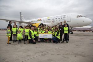 Vueling: la livrea di un A320neo decorata con i disegni dei bambini