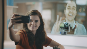 Klm, con il servizio “live hologram Bar” i viaggiatori si scambiano consigli