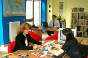 Cataloghi e tour operator, la carta ritorna in agenzia