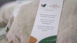 Per Etihad Airways primo volo senza plastica monouso
