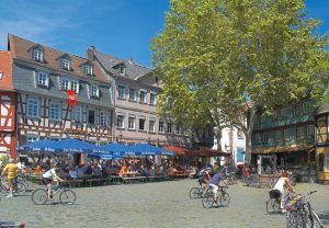 Francoforte, “pedalare senza fretta” per scoprire la città in bici