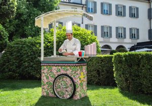 Four Seasons Milano: il gelato si serve su carrello e coppette griffate Jj Martin