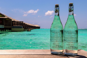 Nei due The Residence Maldives by Cenizaro d’ora in poi solo bottiglie di vetro