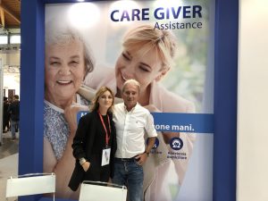 Caregiver Assistance: Ami supporta chi viaggia e lascia a casa il parente anziano