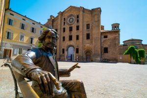 I pacchetti Inc Hotels per conoscere più da vicino le 16 statue Talking Teens che raccontano la storia di Parma