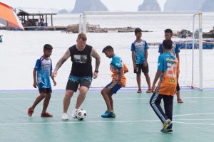 La Thailandia promuove Ko Panyi con il calciatore John Arne Riise