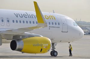 Vueling riduce del 20% la capacità offerta a settembre. Meno 34% in Italia