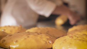 Neos: tra le iniziative per Natale c’è anche un panettone d’autore a bordo