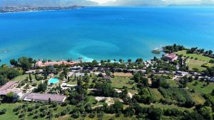 Club del Sole lancia con Desenzano glam village la nuova tendenza del “lusso en plein air”