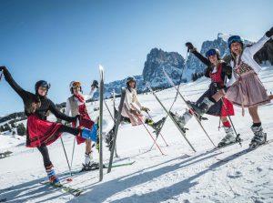Val Gardena, Alpe di Siusi, 8 Marzo 2020: Dolomites Dirndl Ski day. La neve si tinge di rosa